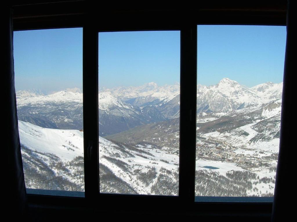 Tana Della Volpe Hotel Sestriere Exterior photo